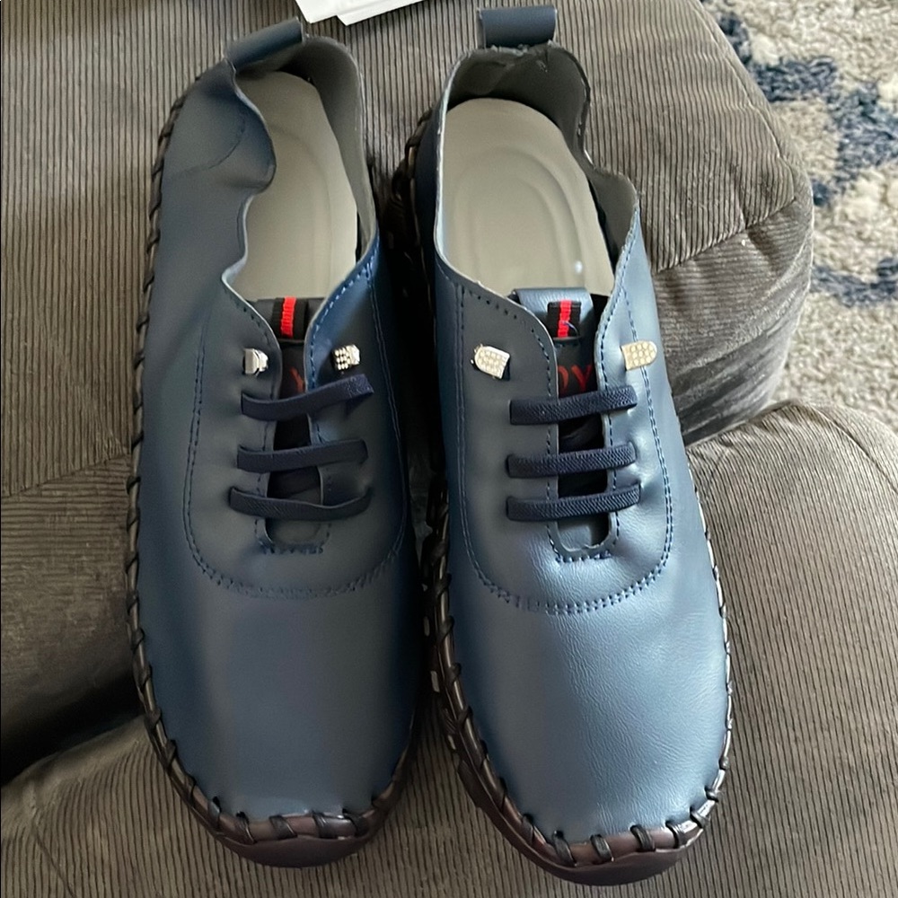 Woman size 8 navy blue casual shoes
